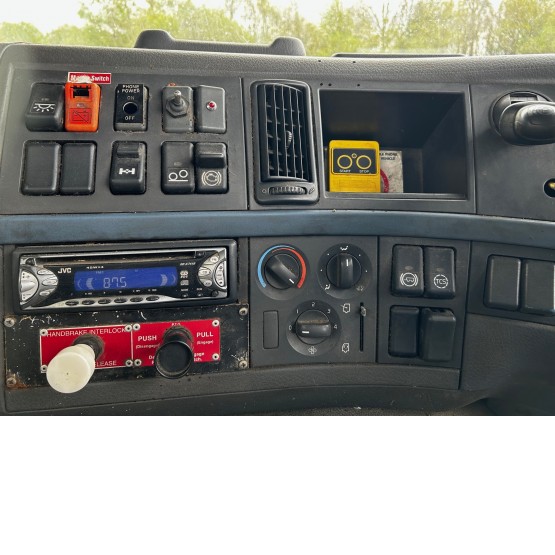 2006 VOLVO FM-300 in Tank Rigid Vehicles