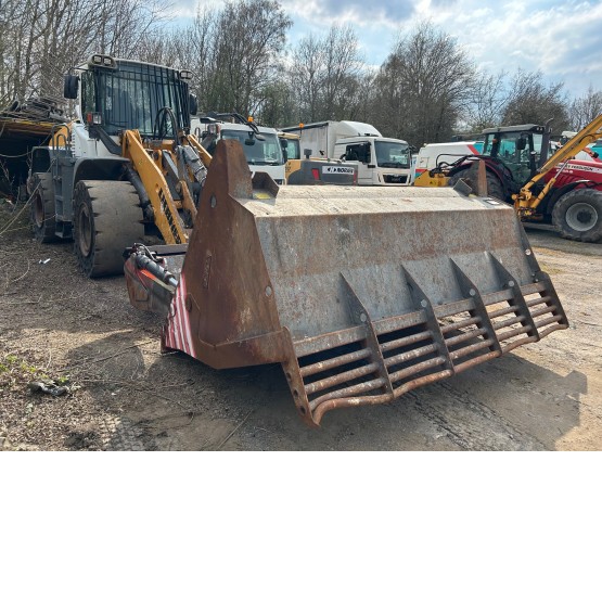 2015 LIEBHERR L550 in Loaders