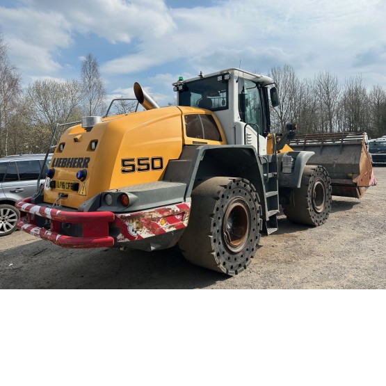 2015 LIEBHERR L550 in Loaders