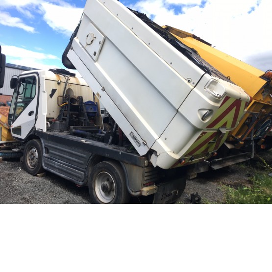 2011 JOHNSTON C400 ROAD SWEEPER in Compact Sweepers